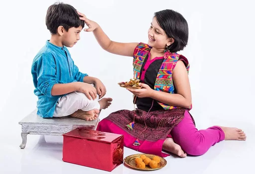 Raksha Bandhan: भाई-बहन के बंधन का जश्न मनाने के लिए 5 दिल को छू लेने वाले बॉलीवुड गाने