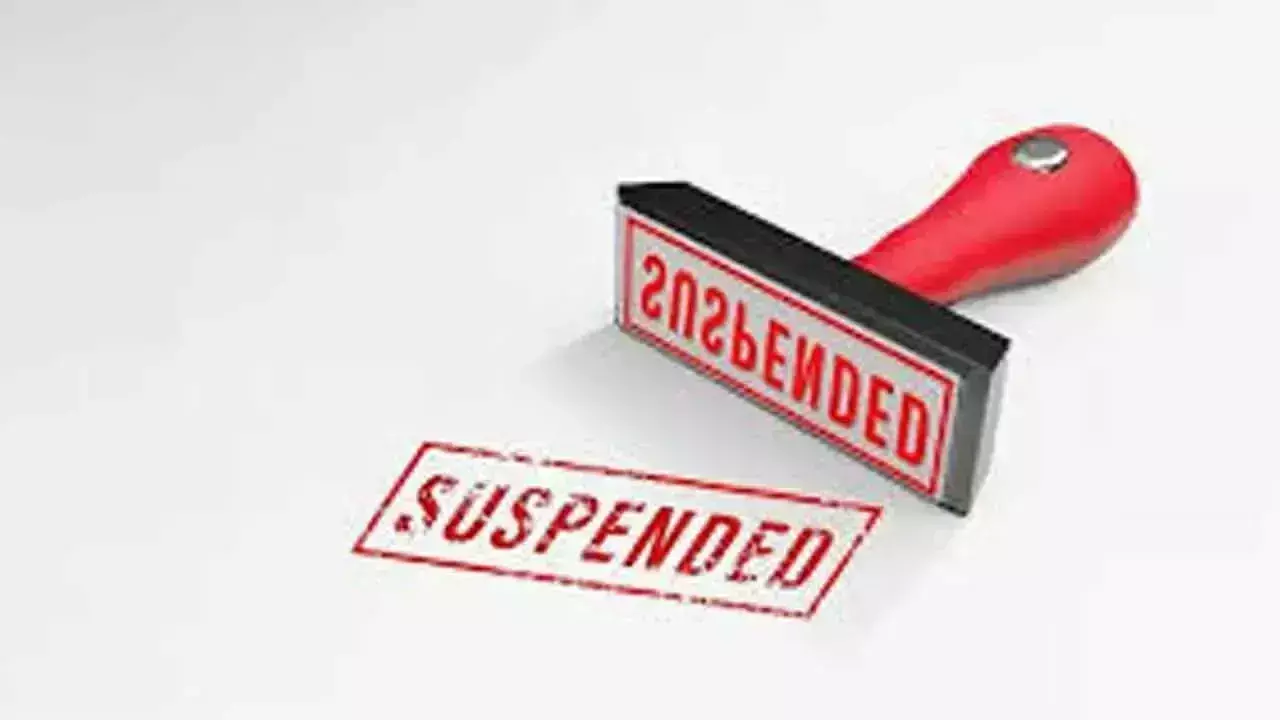 दो नायब तहसीलदारों को कारण बताओ नोटिस जारी, चार कर्मचारी Suspended