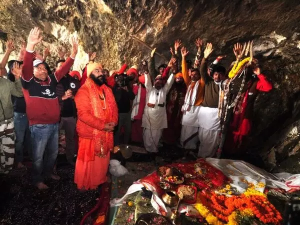 52 दिवसीय Amarnath Yatra का समापन, पवित्र गुफा मंदिर में छड़ी मुबारक पहुंची