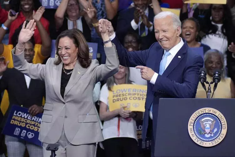 Biden ने हैरिस का उत्साहपूर्ण समर्थन, उन्हें ज़ोरदार तालियाँ मिलीं