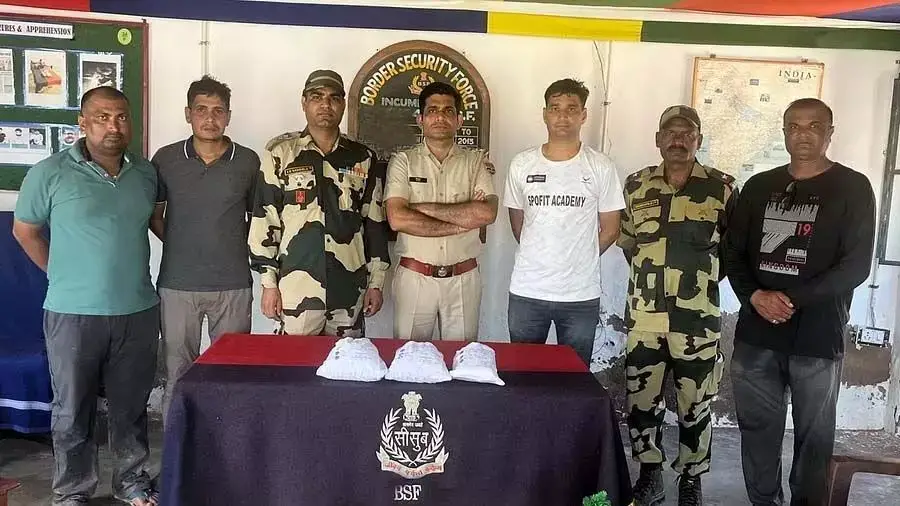 BSF ने भारत-पाक सीमा पर खेतों से 15 करोड़ रुपये की हेरोइन जब्त की