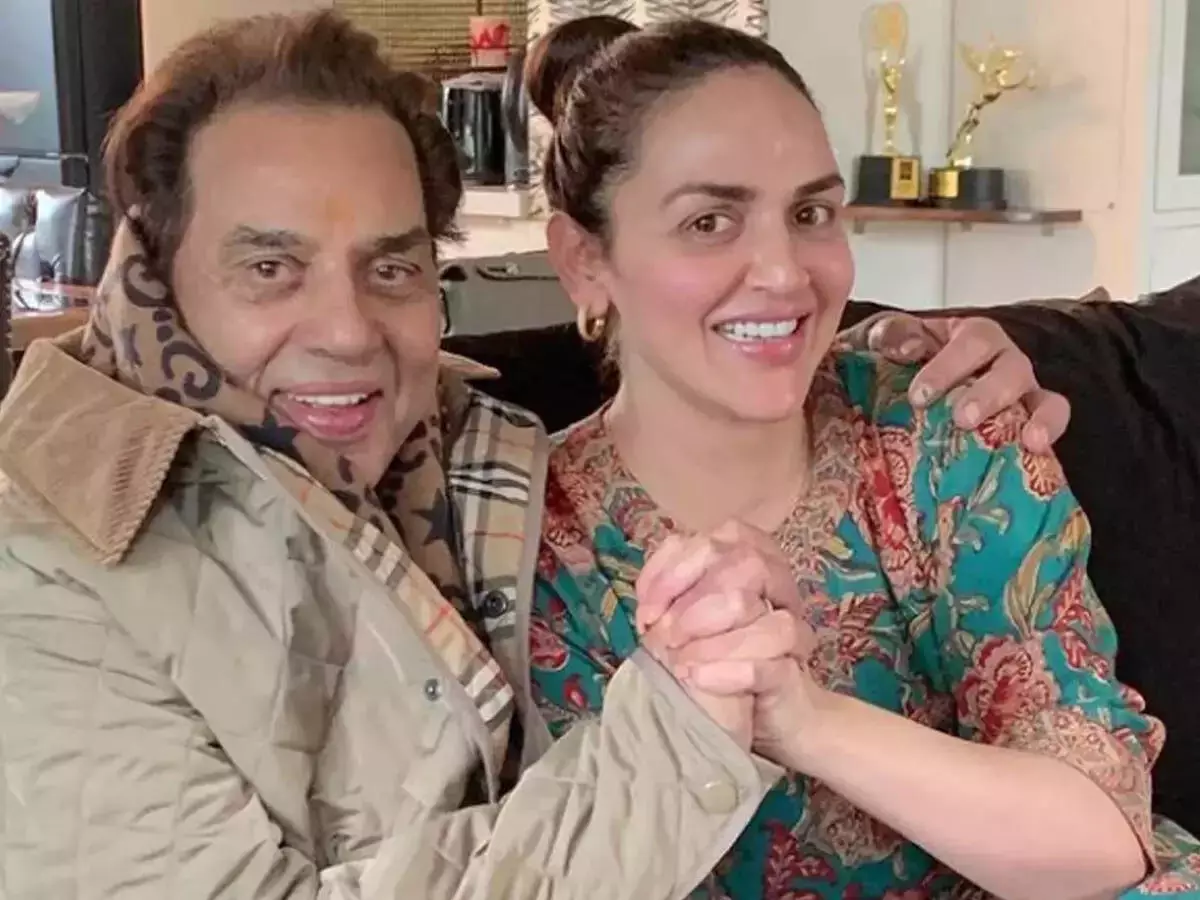 Esha Deol ने धर्मेंद्र के साथ एक फोटो शेयर की