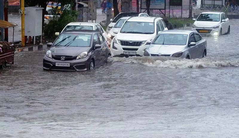 Ludhiana: भारी बारिश से अफरा-तफरी, यातायात प्रभावित