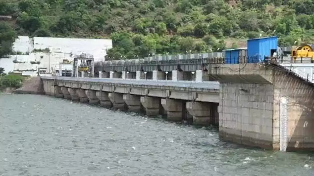 Srisailam और आसपास के इलाकों में भारी बारिश के कारण बाढ़ आ गई