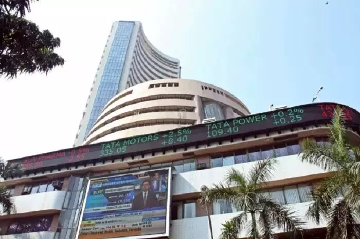 Stock markets  में उतार चढ़ाव के बीच सेंसेक्स निफ्टी में तेजी