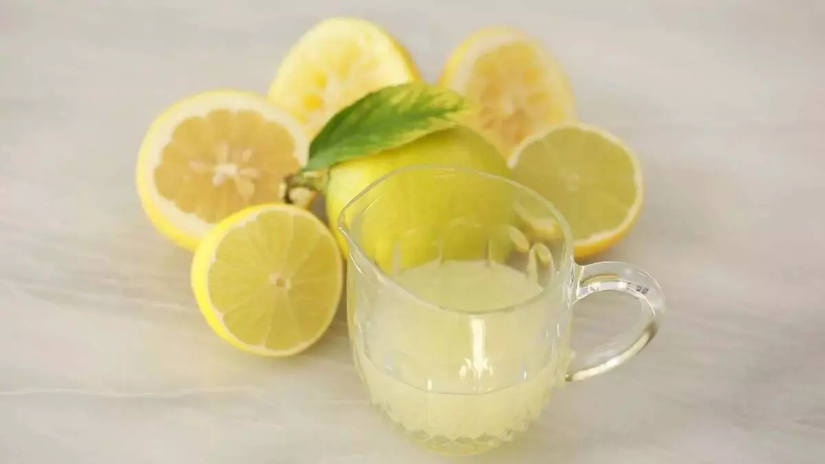 जानें किन लोगों को lemon juice करना चाहिए परहेज