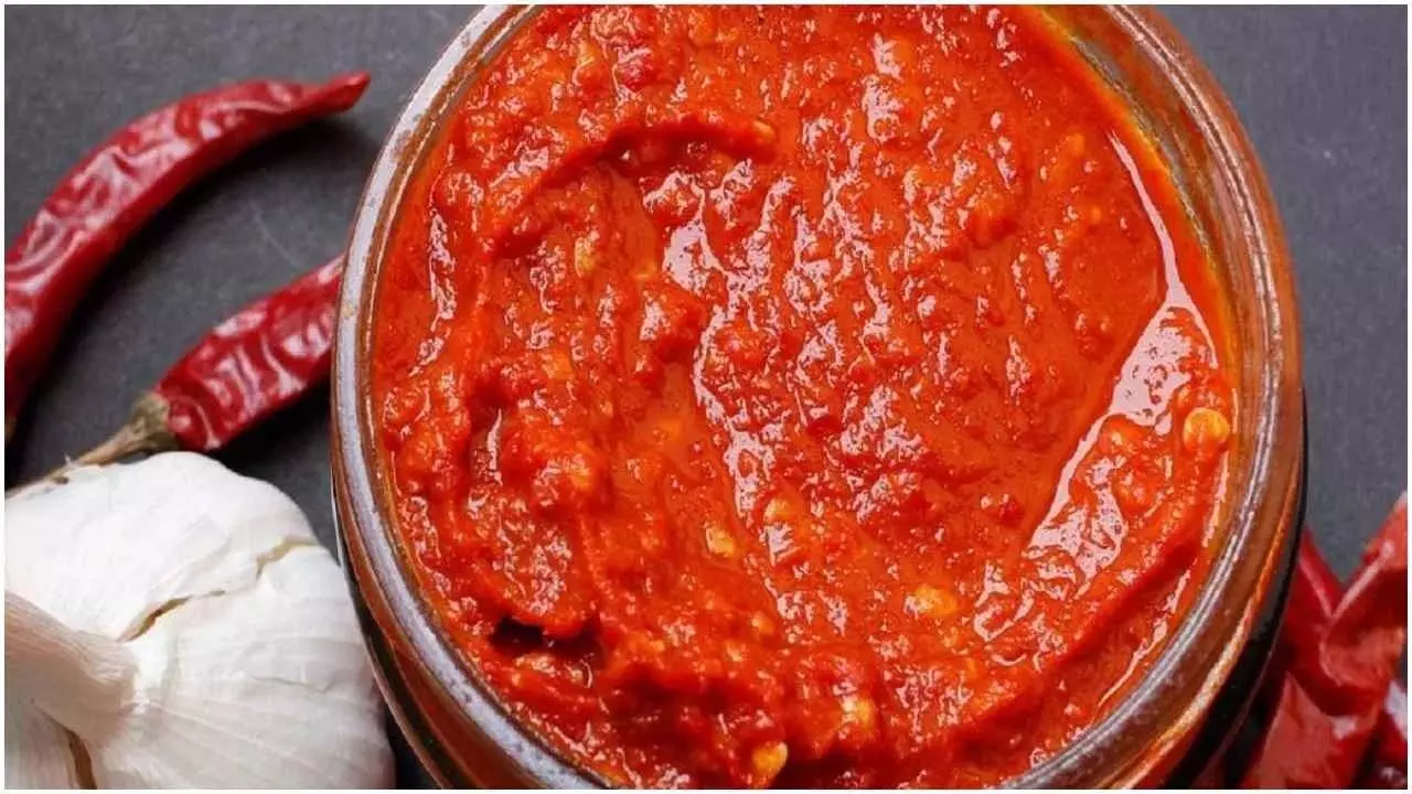 घर में ऐसे तैयार करें chilli sauce, बेहद आसान है तरीका