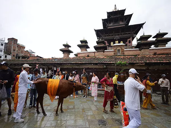 दिवंगत आत्माओं और LGBTQI+ समुदाय के सम्मान में निकाली गई जीवंत परेड