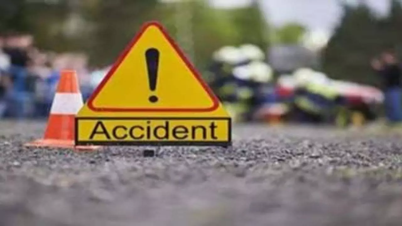 Accident: पेड़ से टकराई कार, 2 लोगों की मौत