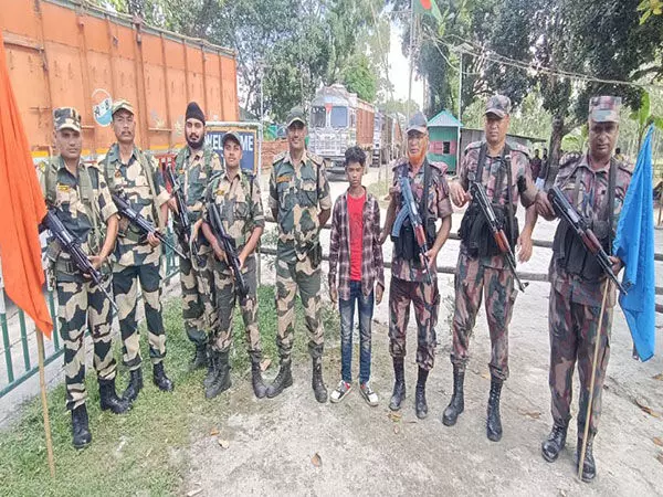 BSF ने पश्चिम बंगाल में अंतरराष्ट्रीय सीमा पार करने की कोशिश कर रहे बांग्लादेशी नागरिक को पकड़ा