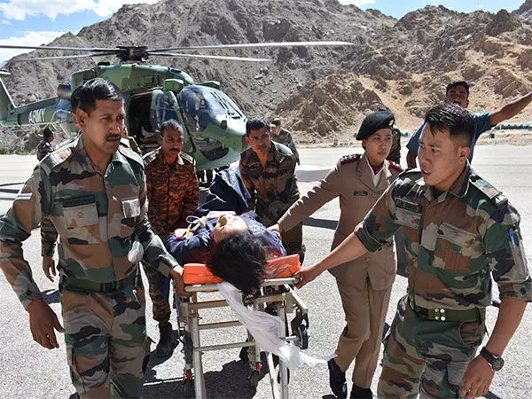 Ladakh में बस खाई में गिरने से सात लोगों की मौत, 20 घायल, सेना के जवानों ने पीड़ितों को निकाला