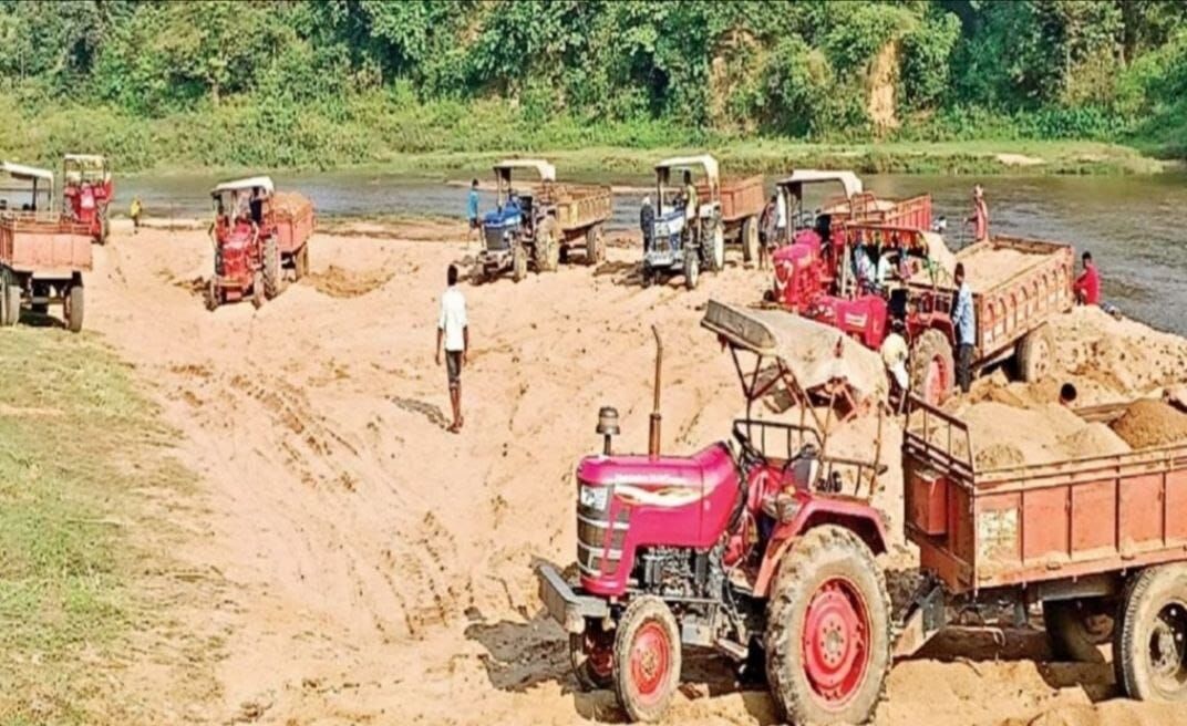 Raisen: रेत का अवैध खनन जारी, पड़ोसी जिलों से दोगुने दाम में आ रही है डंपर व ट्रॉलियों से रेत