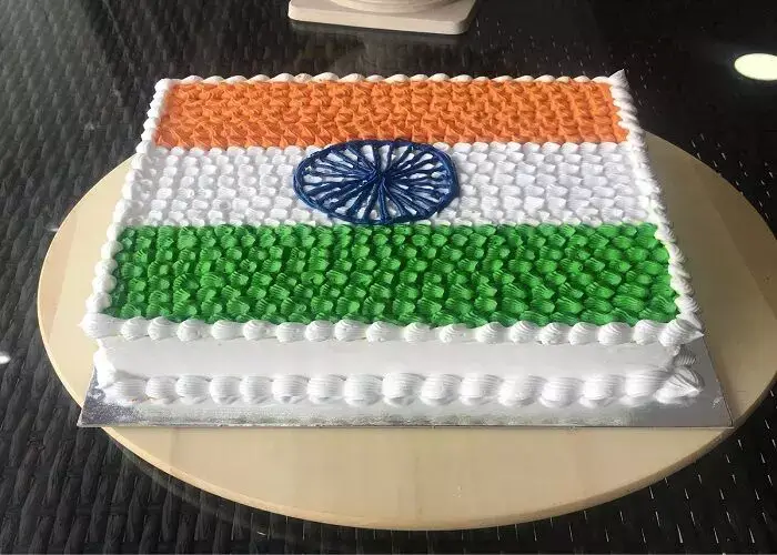 Cake: घर में ही मिनटों में बनाएं केक, बेहद आसान