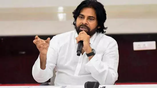 Pawan Kalyan का रेनीगुंटा हवाई अड्डे पर गर्मजोशी से स्वागत, ग्राम सभा में भाग लेंगे