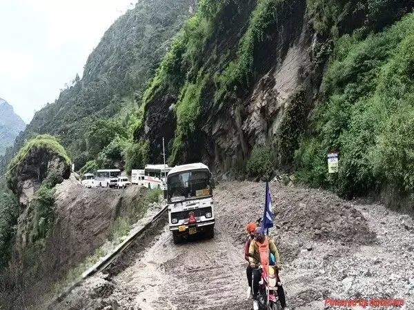 Uttarakhand: बद्रीनाथ राष्ट्रीय राजमार्ग वाहनों की आवाजाही के लिए खोला गया