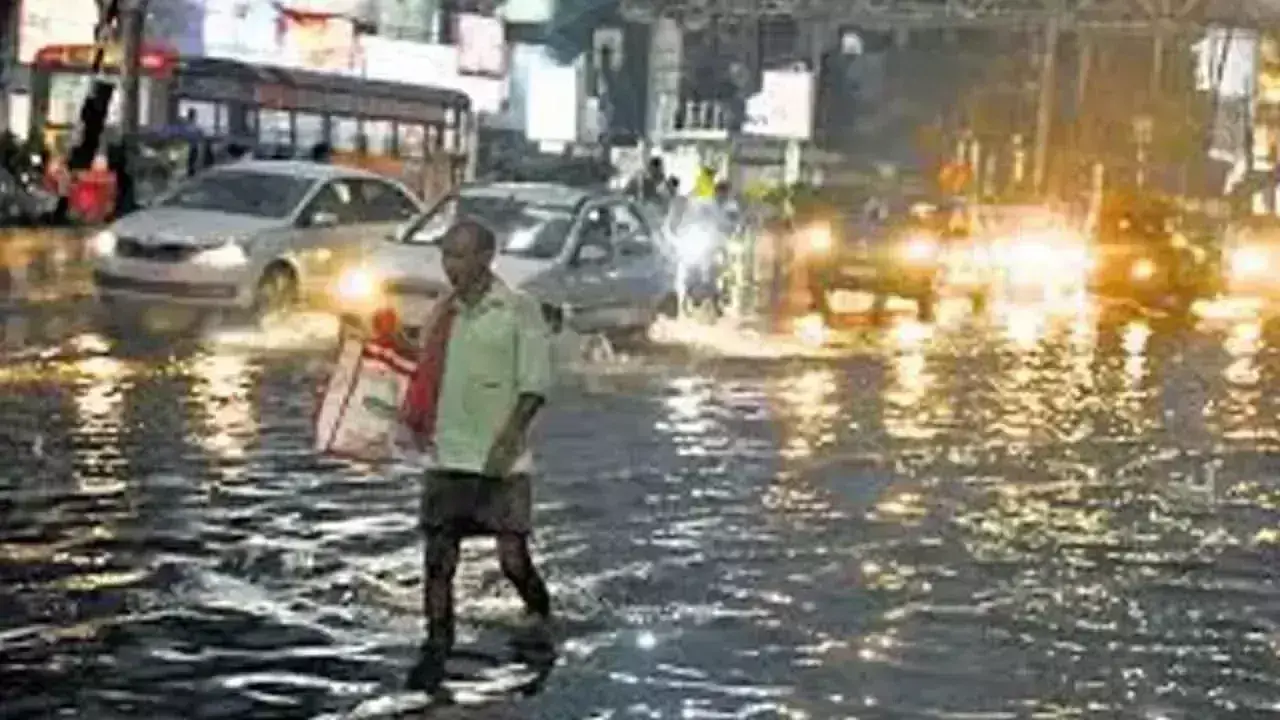 Vijayawada: अचानक हुई बारिश से यात्रियों को परेशानी