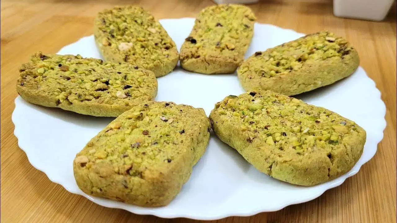 बच्चों के लिए घर पर ही तैयार करें बादाम-पिस्ता biscuits