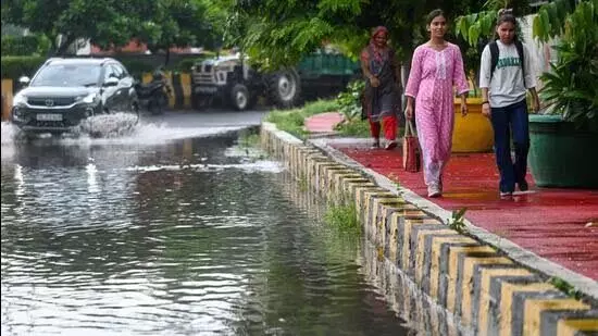 Noida: ग्रेटर नोएडा में भारी बारिश से जलभराव, यातायात जाम