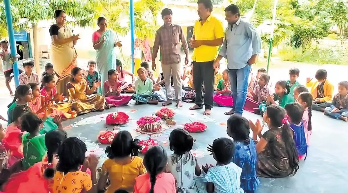 शिक्षा और सामुदायिक विकास पर ध्यान केंद्रित करके Anjanapuram गांव का कायाकल्प