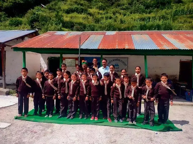 Himachal : बंजार के एसडीएम ने सुदूरवर्ती क्षेत्र शक्ति में स्कूली बच्चों को वर्दी दान की