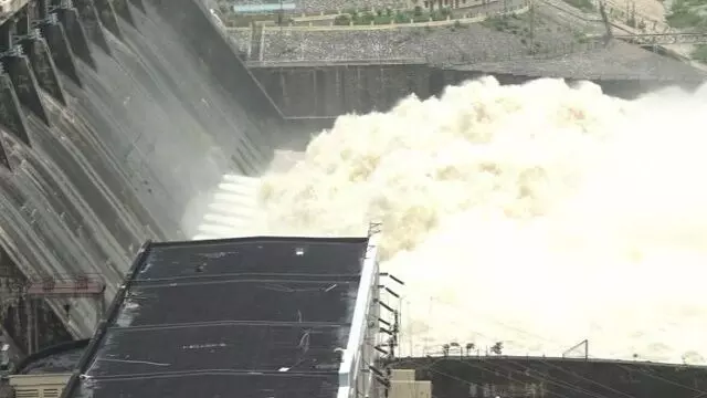 Hirakud Dam में 20 स्लुइस गेटों से पानी छोड़ा जा रहा