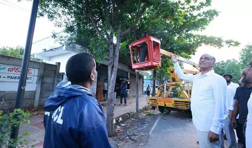 BRS विधायक हरीश राव ने सिद्दीपेट में ट्रांसको द्वारा पेड़ों की कटाई पर आपत्ति जताई