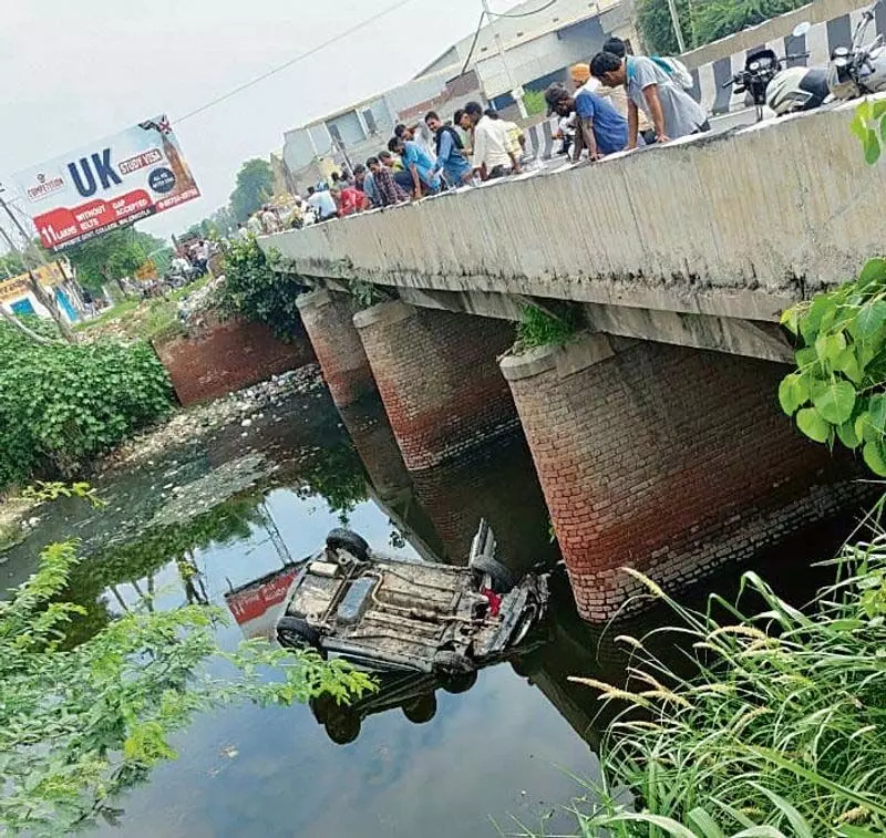 Punjab: सड़क सुरक्षा बल ने मलेरकोटला के परिवार को नाले में गिरी कार से बचाया