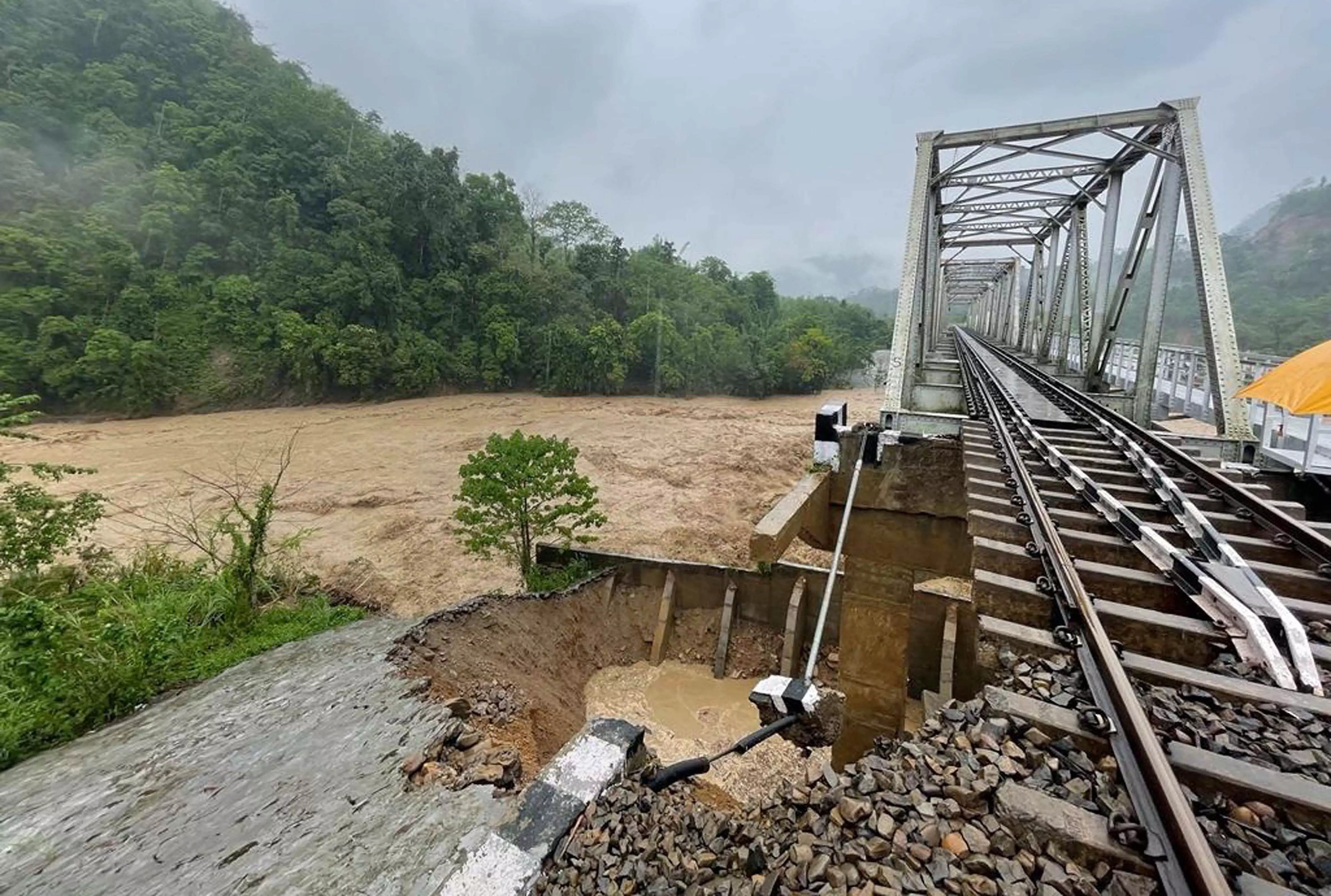 धलेश्वरी River में बाढ़ के कारण असम-मिजोरम रेलवे ट्रैक की बहाली में देरी