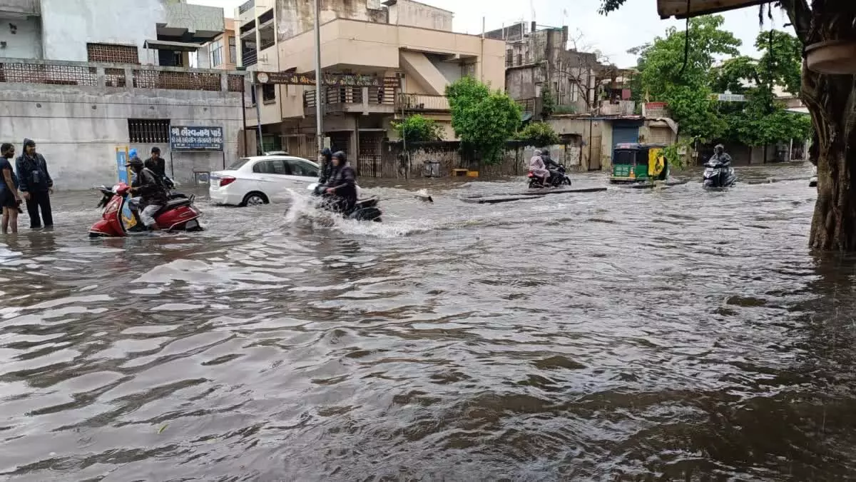 Ahmedabad में भारी बारिश से जनजीवन प्रभावित, राज्य प्राथमिक विद्यालय में कल छुट्टी घोषित