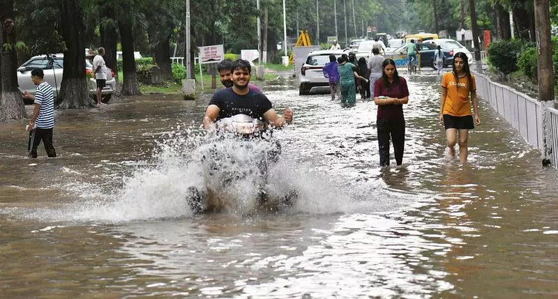 Chandigarh में बारिश से मौसम खुशनुमा हुआ