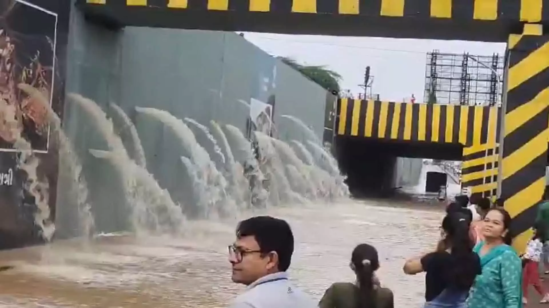 VIDEO: अहमदाबाद में वैष्णो देवी अंडरब्रिज भारी बारिश के कारण बाढ़ में डूबा