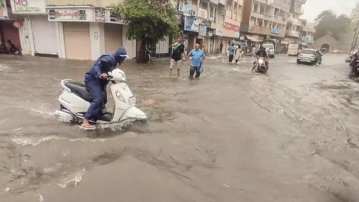 BIG BREAKING: गुजरात में भारी बारिश के बाद स्कूल रहेंगे बंद