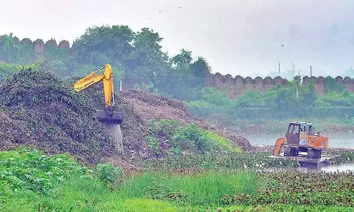 City की शाह हातिम झील मलबे के ढेर के कारण धीमी मौत मर रही