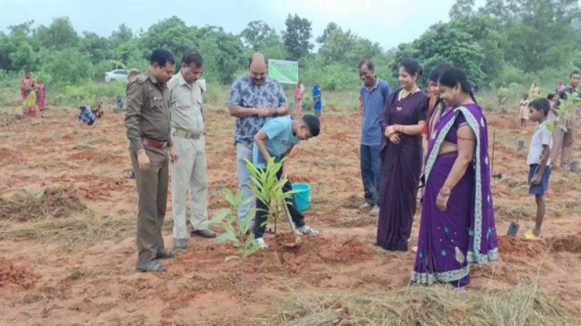 ग्रीन हीरो स्वरित ने 13वें जन्मदिन पर लगाए 130 पौधे