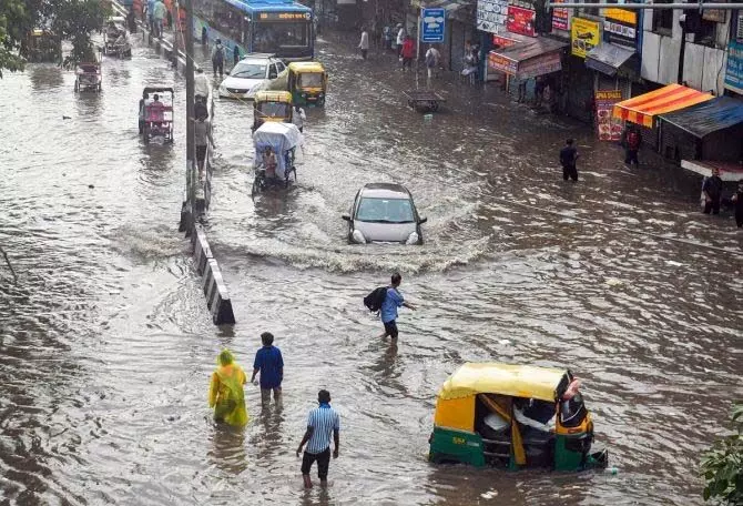 Delhi में भारी बारिश के बाद शहर भर में जलभराव, यातायात प्रभावित