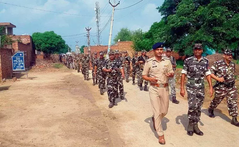 Haryana : पुलिस और अर्धसैनिक बलों ने फ्लैग मार्च निकाला