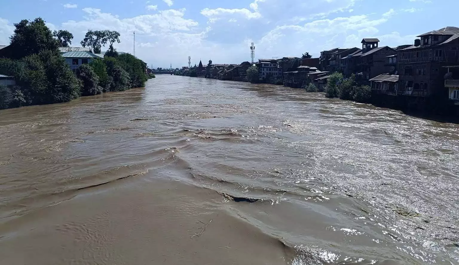 पुलवामा प्रशासन ने झेलम नदी के किनारे रहने वाले लोगों के लिए एडवाइजरी जारी की