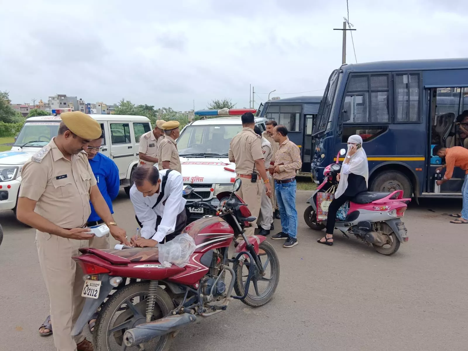 Pratapgarh: राजकीय कर्मचारियों के बिना हेलमेट एवं बिना सीट बैल्ट के वाहन चालको पर कार्यवाही