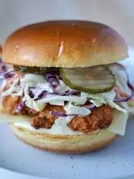 chicken burger: घर पर बनाएं रेस्टोरेंट स्टाइल चिकन बर्गर