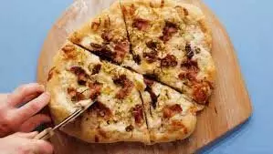 Crispy Potato Pizza: बिना मैदे बनाएं, क्रिस्पी आलू पिज़्ज़ा