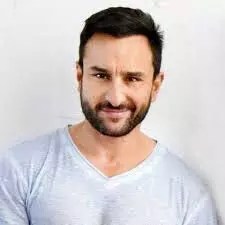 Saif Ali Khan ने चौड़े इलास्टिक वाले मोज़े पहने