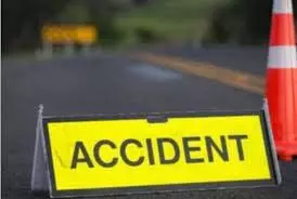 Accident: बस ने ऑटोरिक्शा को मारा टक्कर, तीन घायल