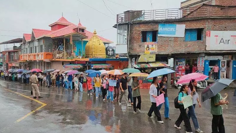 Himachal : हिमाचल प्रदेश कृषि विश्वविद्यालय के छात्र और कर्मचारी सड़कों पर उतरे