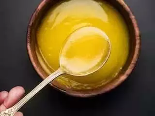 Ghee और गुड़ कब खाना चाहिए? जान लें सही समय और इनके फायदे