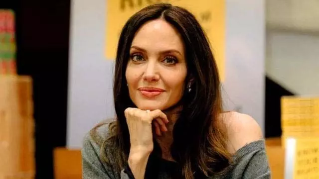 Angelina Jolie ने ब्रैड पिट के तलाक का दुर्लभ संदर्भ दिया