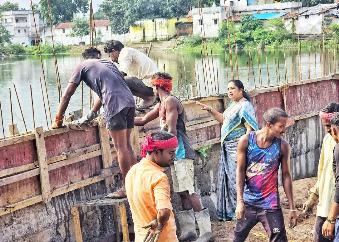 शहर के उद्यानों में अव्यवस्था देख भड़के सीएमओ, कर्मचारियों को मिली फटकार