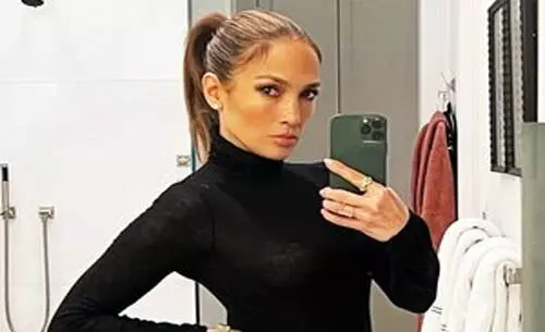 बेन एफ्लेक से अलग होने के बाद Jennifer Lopez ने नई तस्वीरों के साथ गर्मियों को याद किया