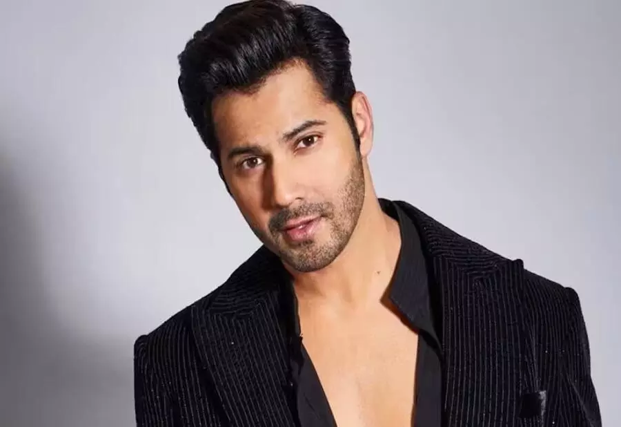 Varun Dhawan ने अपने नए प्रोजेक्ट की शूटिंग के लिए एयरपोर्ट लाउंज में मनीष पॉल से मुलाकात की