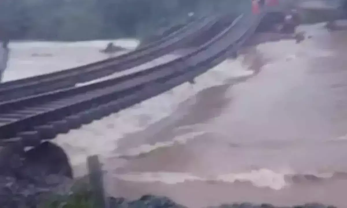 Rain के बीच महबूबाबाद के इंटकाने में रेलवे ट्रैक बह गया, ट्रेनें रुकीं