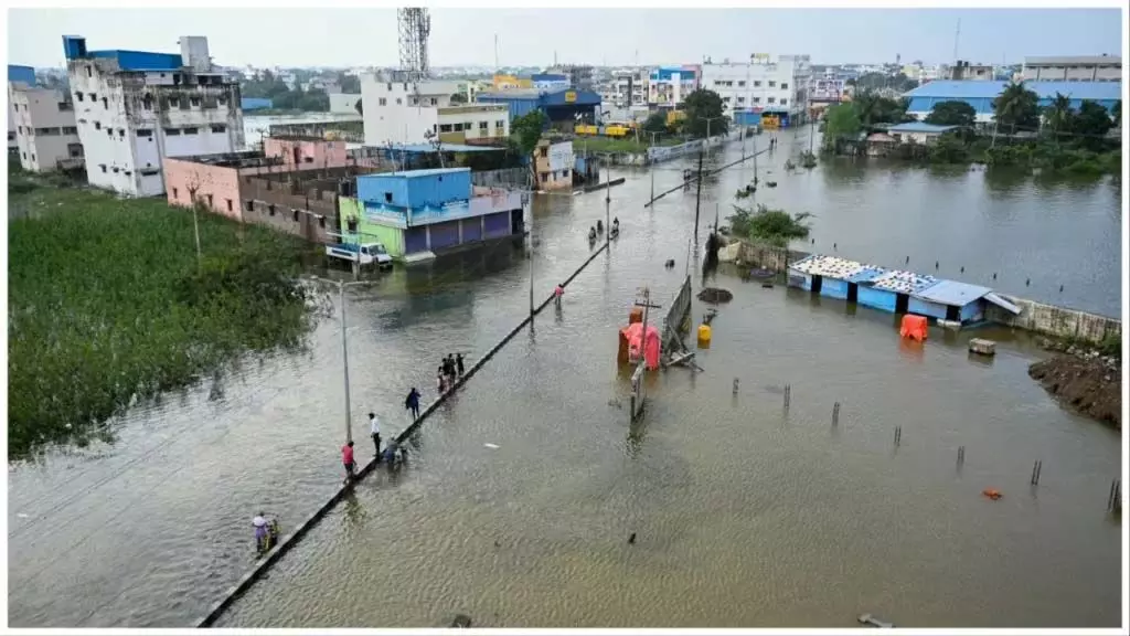 Telangana: भारी बारिश से एससीआर की कई पटरियां बाधित